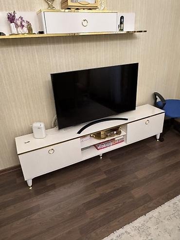 TV altlığı: Ağ rəngli TV stendi və divar rəfi dəsti - Üslub: modern, minimal — 1