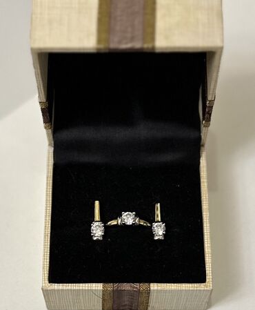 золотой набор серьги и кольцо: Продаю комплект золото с цирконами: Серьги вес 2,83 гр и кольцо вес