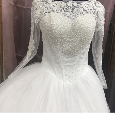 белый платья: Брала на свадьбу одевала один раз(Торг уместен