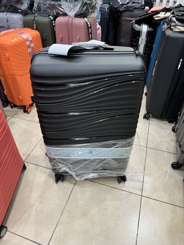 Чемоданы: Чемодан, Новый, Средний (40 - 70 л), Вращающиеся колеса на 360°, Водонепроницаемость, Кодовый замок — 5