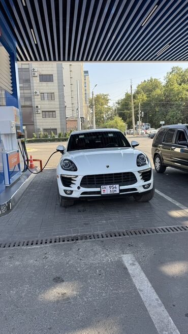 тормозные колодки фото: Белый внедорожник Porsche Macan на автозаправочной станции. Автомобиль