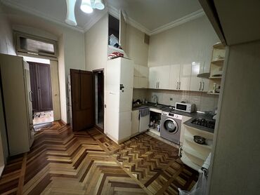 Mağazalar: Mərkəzdə yerləşən küçə səviyyəli obyekt/menzil. Tarixi binanın birinci — 5