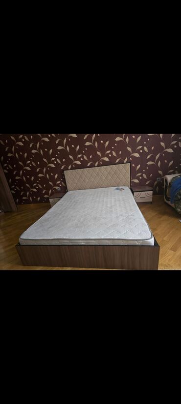 кровать: Двуспальная кровать