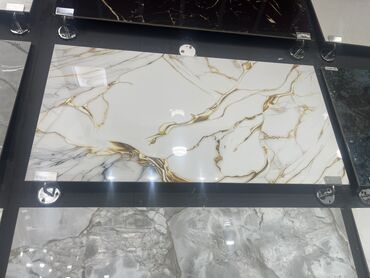 kafel metlax ideal: Ağ fonda qızılı damarlı, düzbucaqlı formalı keramik plitələr. Bu