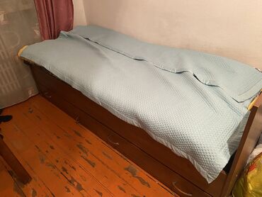 старый мебель: Продаю кровать в идеальном состоянии