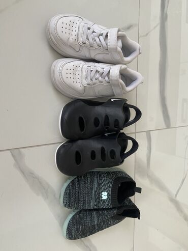 Patike: Komplet dečije obuće koji uključuje bele sportske patike sa čičak — 2