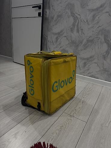 рюкзак glovo: Терморюкзак курьерский Glovo - Объём: примерно 40–50 л, форм‑фактор — 1