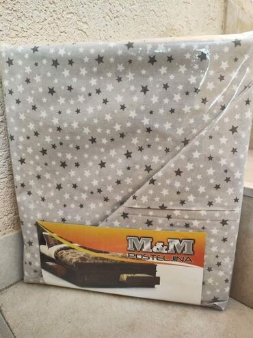 Posteljina: Cena 2400 din Pamučna posteljina Sadrzaj seta: -materijal 100% — 12