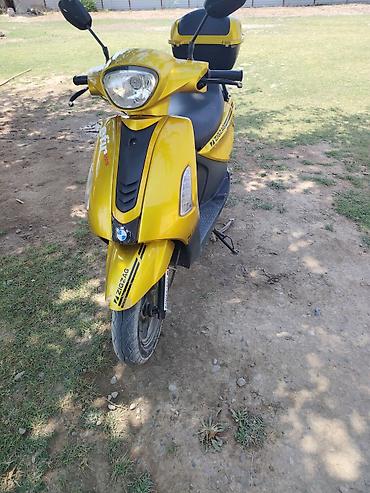 moto nəqliyyat: Sarı rəngli şəhər skuterı - Geniş ön far və ön/yan işıqlandırma — 1