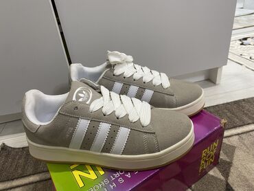 кампусы кроссовки: Кроссовки серого цвета в стиле Adidas Campus. Описание: - Верх
