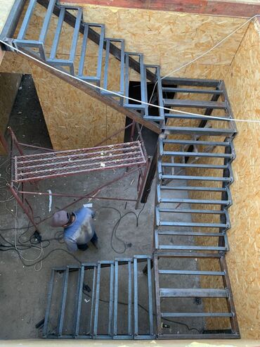 Металлические лестницы: Прочная металлическая лестница с площадкой и перилами, предназначенная — 4