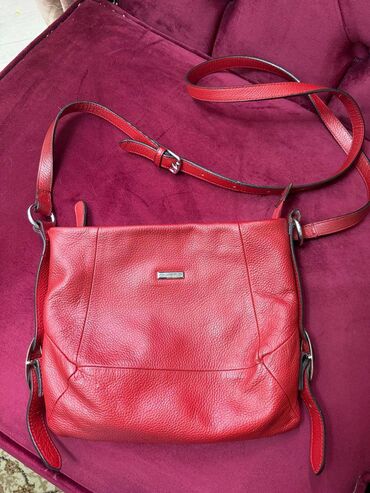 Сумки: Продается красная кросс-боди сумка из натуральной кожи 👜 Описание