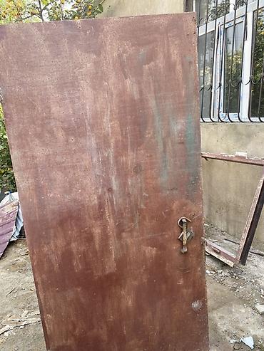 qapi pencere: Materialı çox qalındı və ağırdı 4 düy dəmirdəndi Metal qapı (dəmir — 1