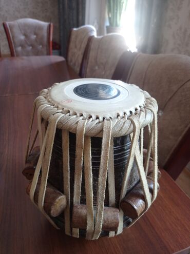 Gitaralar: Hindistan nağarasi qeyriadi səsi var az işlənib
