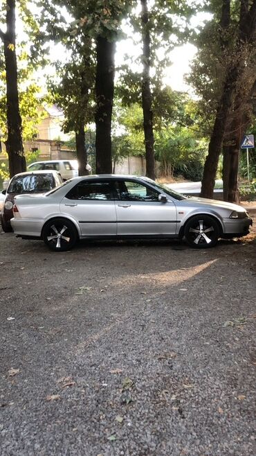 резина на внедорожник: Серебристый седан Honda Accord с четырьмя дверьми и тонированными