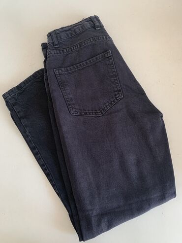 серые с потёртостями джинсы: Мом, Bershka, Турция, Высокая талия
