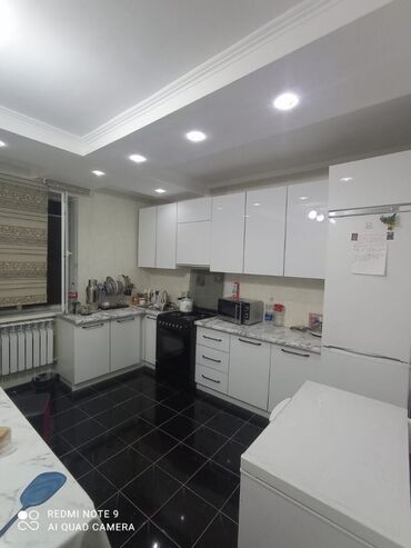 Продажа квартир: 136 м², 5 комнат, Старый ремонт Кухонная мебель