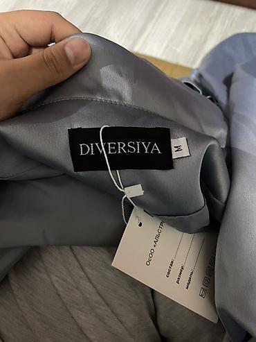 пижам: Костюм DIVERSIYA из атласной ткани, цвет светло‑серебристый. Состав — 5