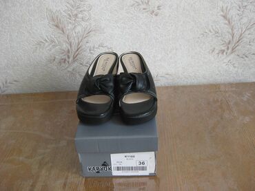 Босоножки, сандалии, шлепанцы: Продается б/у обувь на платформе. Черный цвет. 24,5 размер (37,5-38)