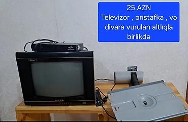 Televizor və pristavka. Divara vurulan altlıq. İşlənmişdir