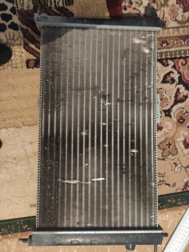 Вентиляция, охлаждение и отопление: Радиатор на Дэу Нексия, без вентилятора. Лопнул один бачок, на фото