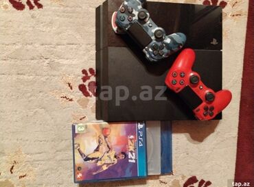 плейстейшен 4 цена: İdeal veziyettde PS 4 konsolu ve yanında 2 rengli dualsock 10 oyun ile