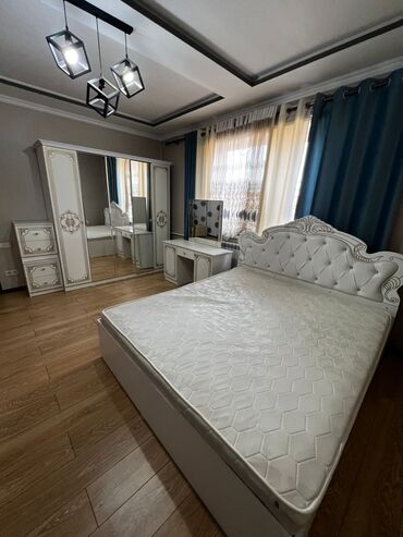 кровати 1 5: Спальный гарнитур, Двуспальная кровать, Шкаф, Комод, цвет - Белый, Б/у