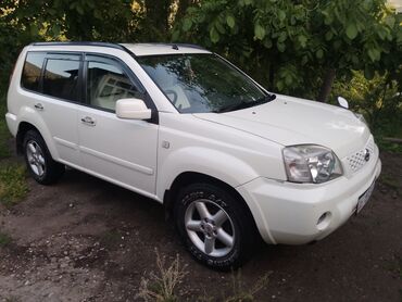 ниссан х трейл 2004: Белый внедорожник Nissan X-Trail. Обладает рейлингами на крыше, что