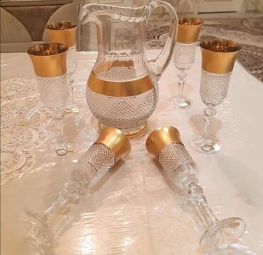 tom xrustal: Gold kristal qrafin və bokal dəsti - Tərkib: 1 ədəd qrafin + 6 ədəd