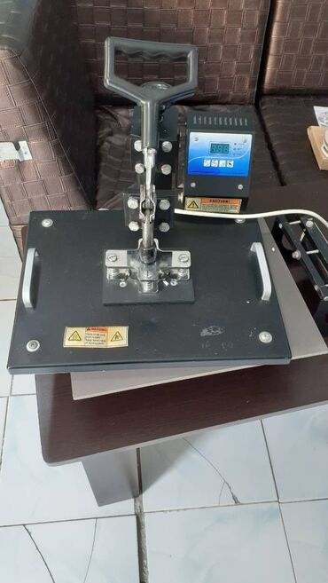 Pres aparatları: Səliqəli istifadə olunub. Fincanlara idman papaqlarına t-shirtlərə — 2