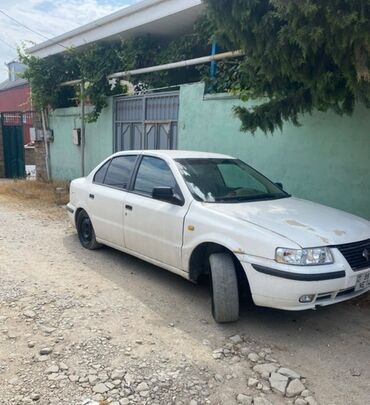 Samand sedan avtomobili, gündəlik istifadə üçün uyğun, dörd qapılı, ağ