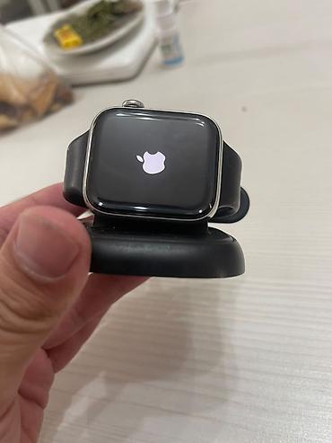 garmin forerunner 970: Смарт‑часы в Apple Watch Series 4 с прямоугольным экраном и черным — 6