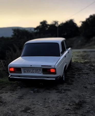 su radiatoru: VAZ 2107 avtomobili təqdim olunur. Sedan kuzova malik bu model ağ — 3