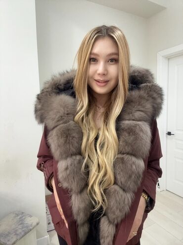 длинное трикотажное платье с капюшоном: Женская зимняя парка с объемным мехом песец - Модель: укороченная