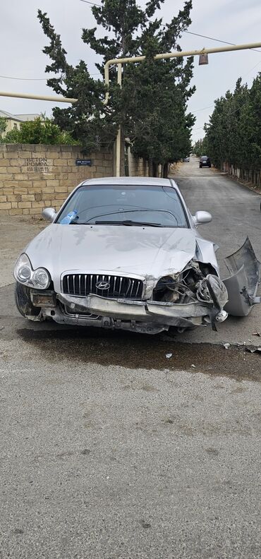 tap.az qezali masinlar: Ön hissəsindən zədə almış gümüşü rəngli Hyundai Sonata avtomobili