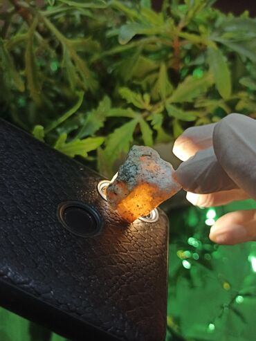 Qiymətli daşlar: Təbii mineral nümunəsi – şəffaf-boz kristallı quruluşlu və işıq — 3