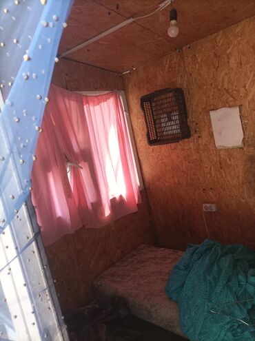 разделитель комнаты: Торговый киоск, выполненный из светлых панелей, предназначен для