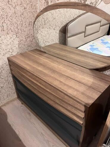 Tumbalar: Qəhvəyi və tünd boz rənglərdə olan bu tumba, yataq otağı üçün ideal