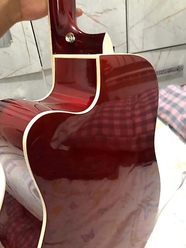 Гитары: Акустическая гитара формата дредноут с вырезом (cutaway), окраска — 12