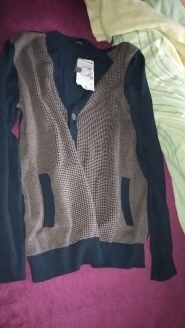 džemper i košulja: Džemper veličina m 1000 dinara