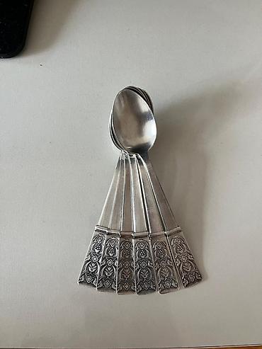 gumuş qaşiqlar: Məhsul: 6 ədəd desert/çay qaşığı dəsti Xüsusiyyətlər: - Material — 1