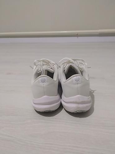 абайя: Белые кроссовки Nike для бега и повседневной носки. Лёгкая низкая — 1