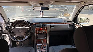 b class: Mercedes-Benz E‑Class sedan (W210), gümüş rəng. - Kuzov: sedan — 5