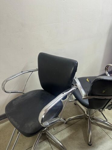 кресло для салон: Срочно продается мебель для парикмахерской. Шкаф красный 6000сом Мойка