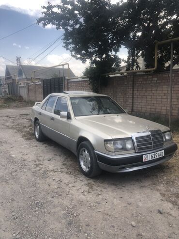 бардачок мерс: Автомобиль Mercedes-Benz W124, выполненный в бежевом цвете