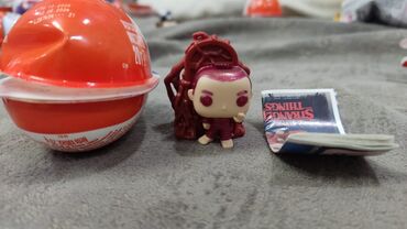 Heykəlciklər: Kinder Surprise “Stranger Things” kolleksiya fiqurları seti. Məzmun — 6