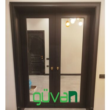 otaq qapısı: Bu tünd qəhvəyi rəngli ikitaylı qapı, hər iki tayında böyük şüşə