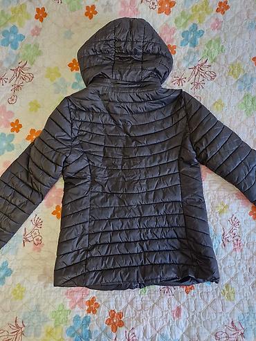 Демисезонные куртки: Продаю куртку деми,размер M 160/84A. маломерит. капюшон — 3