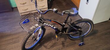 трехколесный велосипед с резиновыми колесами: Детский велосипед BMX в черном цвете с синими акцентами. Модель