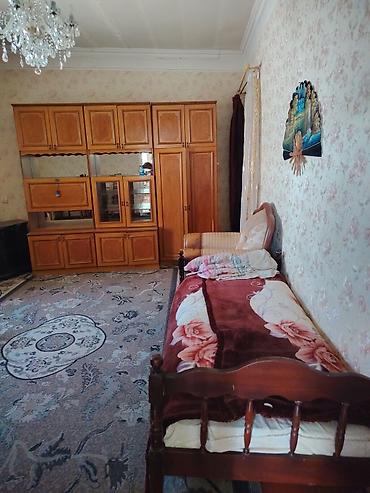 kafe stulları: 2 otaqlı mənzil – mətbəx və zal mebelli - Geniş mətbəx: taxta fasadlı — 4